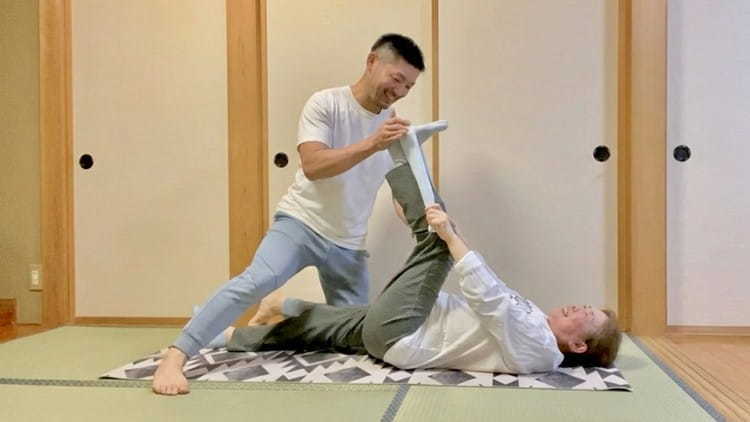 パーソナルトレーナー安沢がトレーニングの指導を行う様子