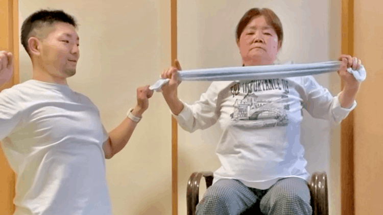 パーソナルトレーナー安沢がトレーニングの指導を行う様子