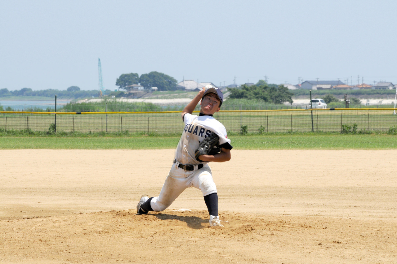 子供がピッチャとして野球をする様子