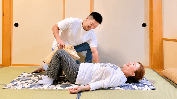 パーソナルトレーナー安沢がトレーニングの指導を行う様子