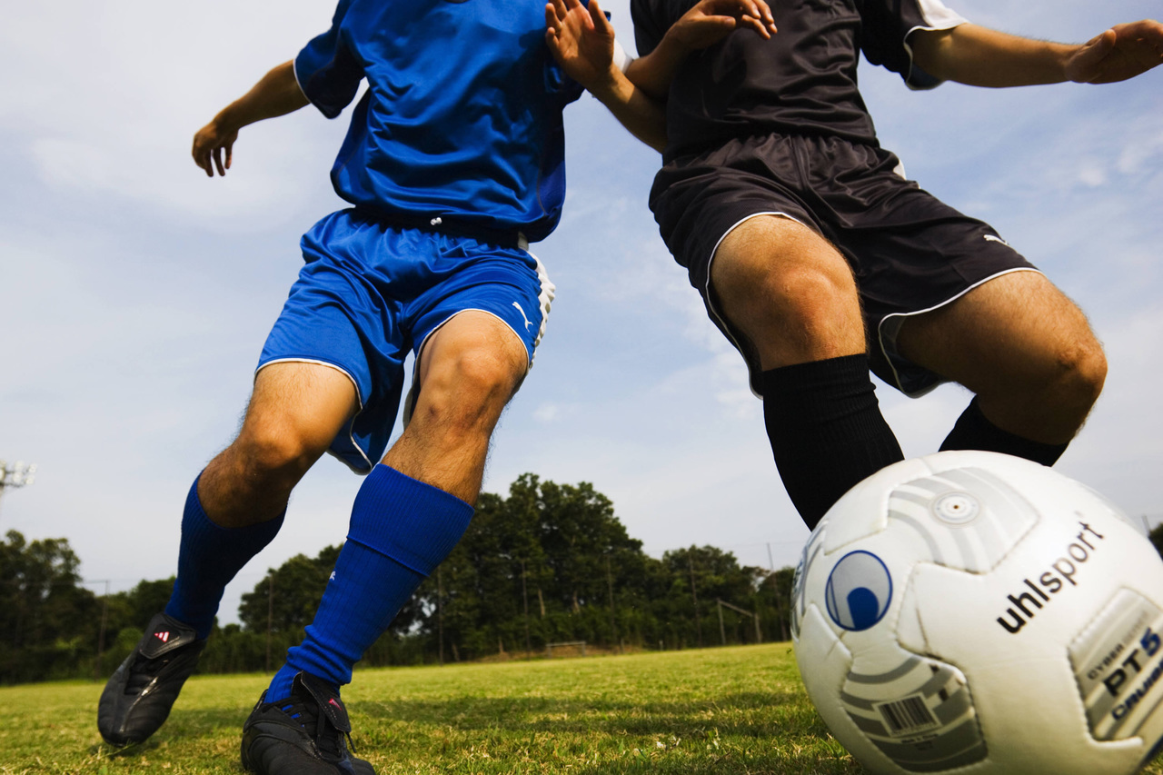 子供がサッカーをする様子