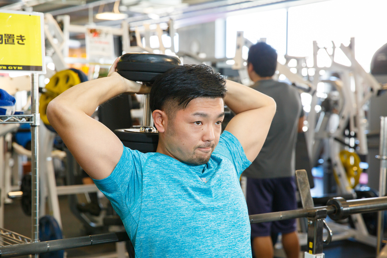 二の腕をトレーニングする安沢明也の様子