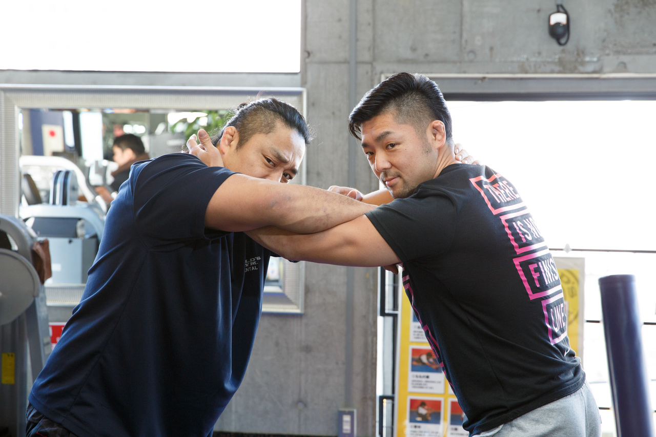 新日本プロレス後藤洋央紀選手とパーソナルトレーナー安沢明也がロックアップをしている写真