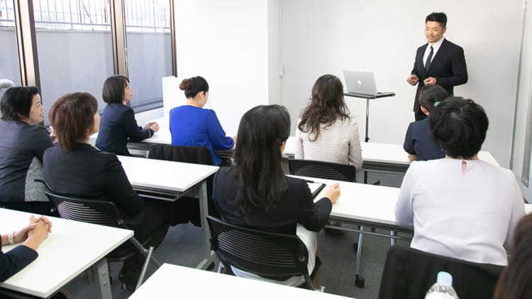 自己探求コーチ安沢がコンサルティング講座をする様子