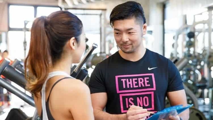 パーソナルトレーニングで女性専門姿勢改善ボディメイクトレーナー安沢明也がトレーニングの説明をしている風景