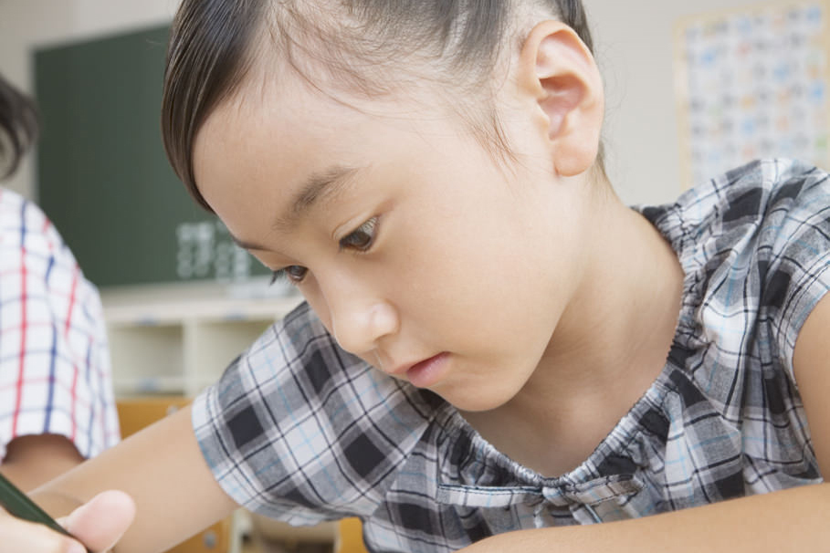 室内で勉強をする子供の様子