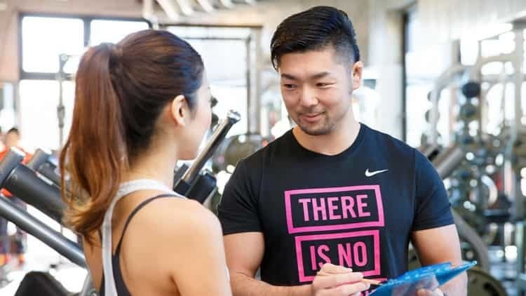 月島・勝どきBIKIN女性専門姿勢改善ボディメイクパーソナルトレーナー安沢明也がお客様を指導している風景